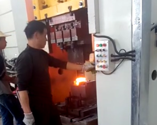 伺服電動(dòng)螺旋壓力機(jī)現(xiàn)場生產(chǎn)圖